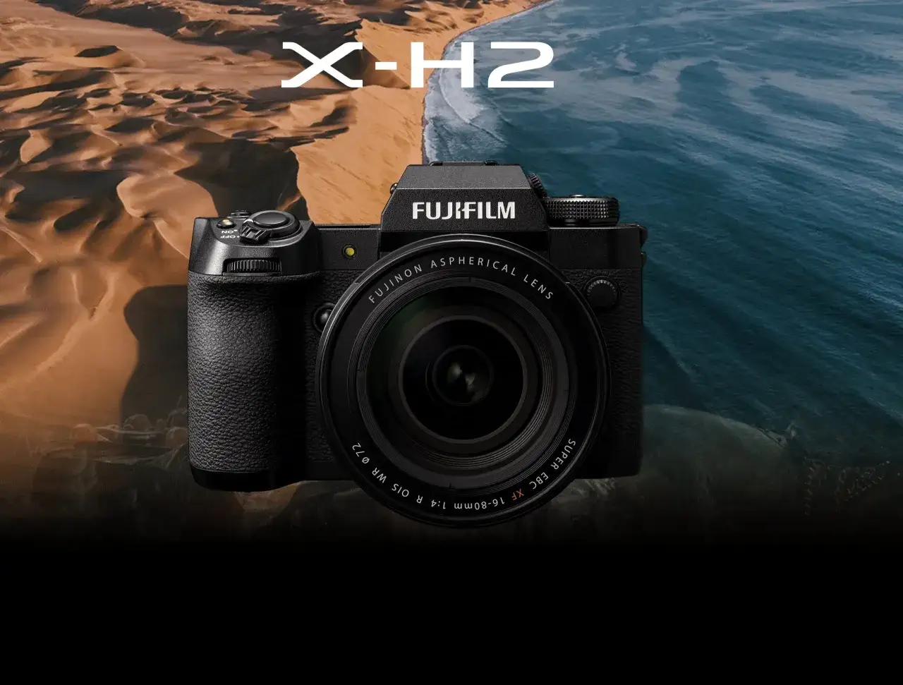 Czarny aparat Fujifilm XH2 na tle pustyni i oceanu.