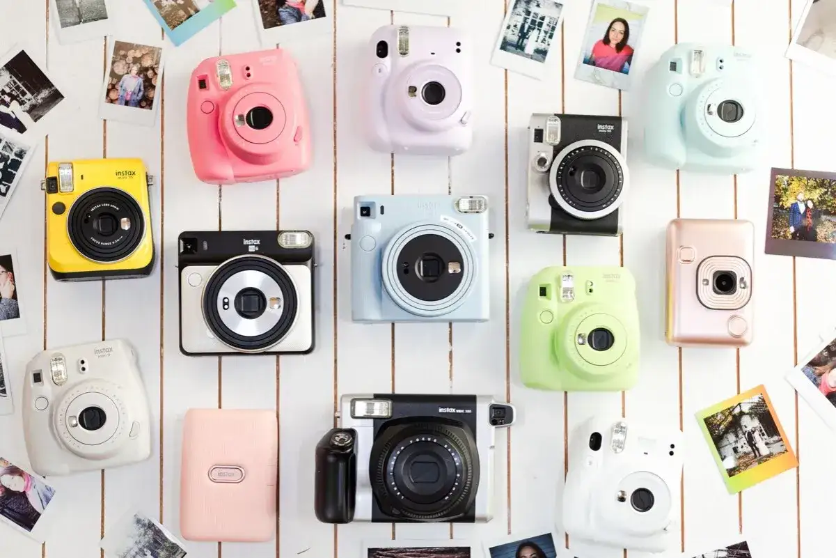 Kolekcja kolorowych aparatów Instax, które pozwalają na natychmiastowe odbitki. Zastanawiasz się, instax co to? To właśnie te urocze aparaty!
