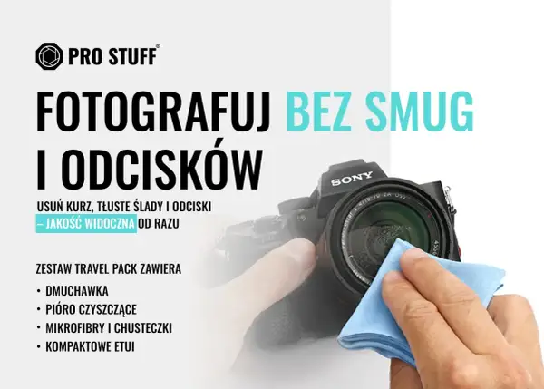 Ręce czyszczą obiektyw aparatu Sony niebieską mikrofibrą. Hasło "Fotografuj bez smug i odcisków" podkreśla znaczenie czyszczenia obiektywu.