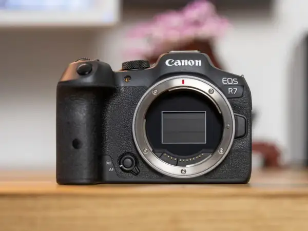Canon EOS R7 – doskonały aparat dla każdego. Sprawdź aktualną canon r7 cena i zacznij tworzyć!