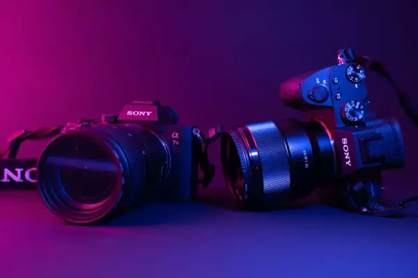 Dwa aparaty Sony, jeden z obiektywem 85mm, idealne dla początkujących. Jaki aparat na początek wybrać?