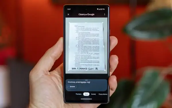 Telefon z aplikacją Obiektyw Google pokazuje, jak zeskanować zdjęcie dokumentu. Widoczne są ramki do dopasowania tekstu.