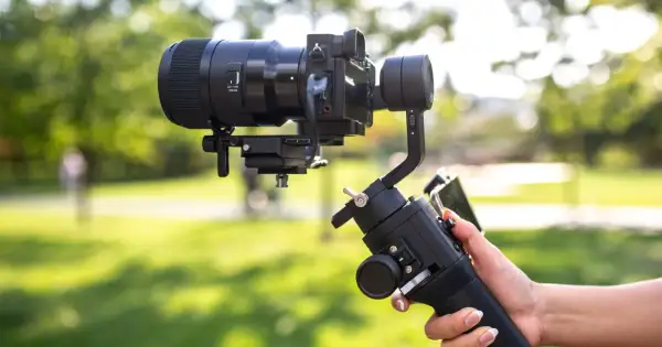 Profesjonalny gimbal stabilizuje aparat z obiektywem, zapewniając płynne ujęcia. To właśnie gimbal co to za urządzenie, które ułatwia filmowanie.
