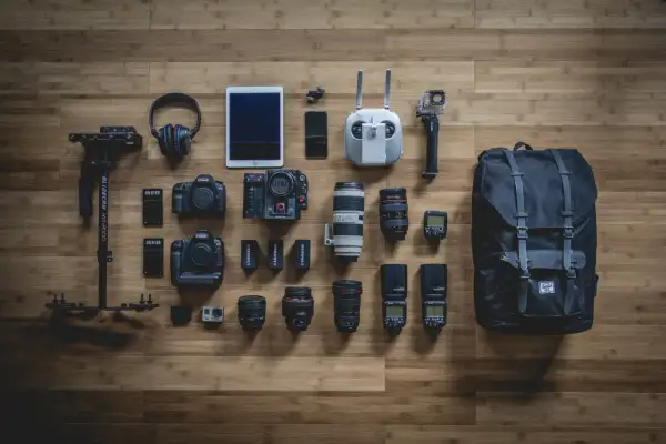 Sprzęt filmowca: kamery RED i Canon, obiektywy, stabilizator, dron, tablet, słuchawki i plecak ttartisan.